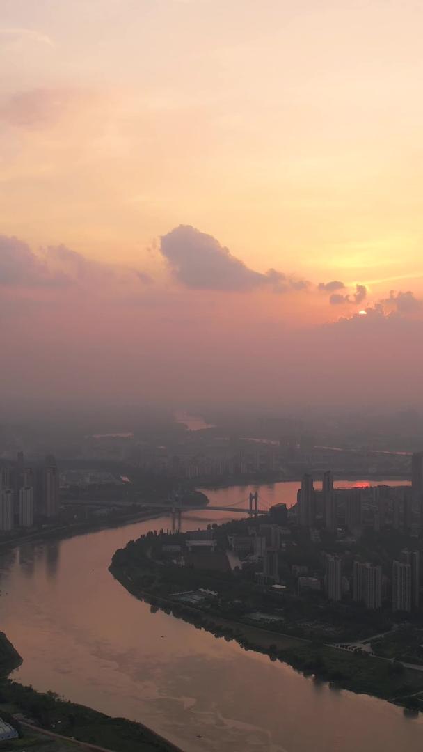 太阳拍摄城市夕阳落日天空蜿蜒的河流桥梁道路素材视频的预览图