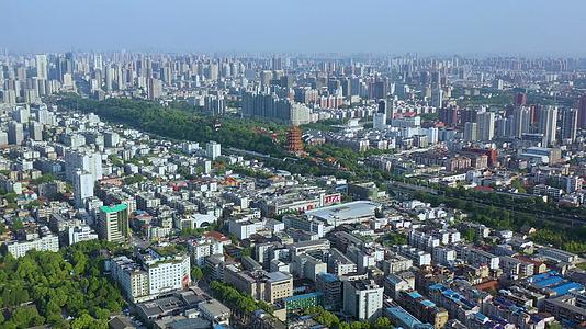 航拍武汉地标黄鹤楼和武昌老城区视频的预览图