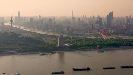 航拍黄昏时刻武汉南岸嘴两江交汇风光视频的预览图