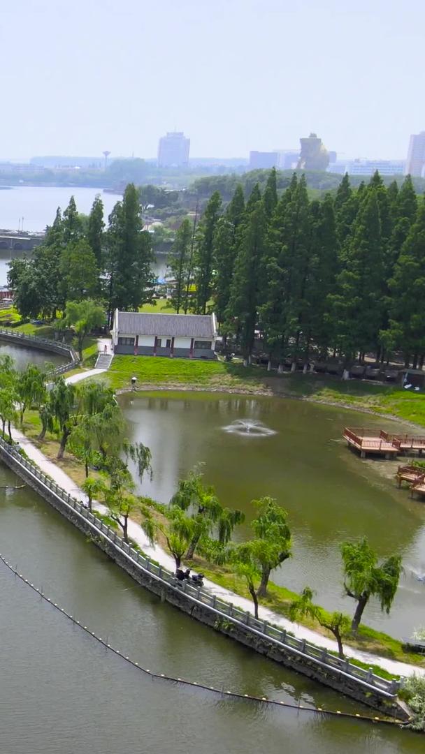 荆州古城4A景区运河护城河三国造型古船航拍航拍视频的预览图