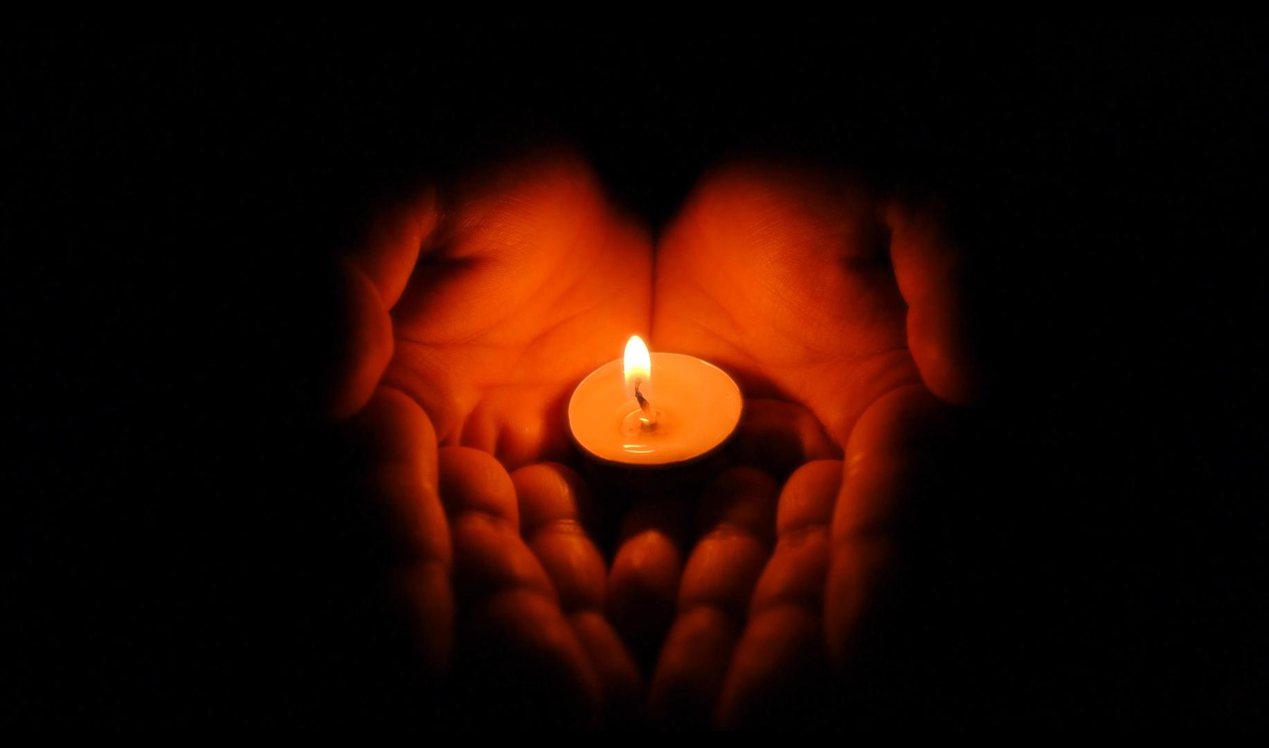 4k手拿希望烛火致敬哀悼纪念祈福视频的预览图
