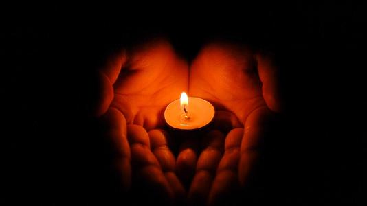 4k手拿希望烛火致敬哀悼纪念祈福视频的预览图