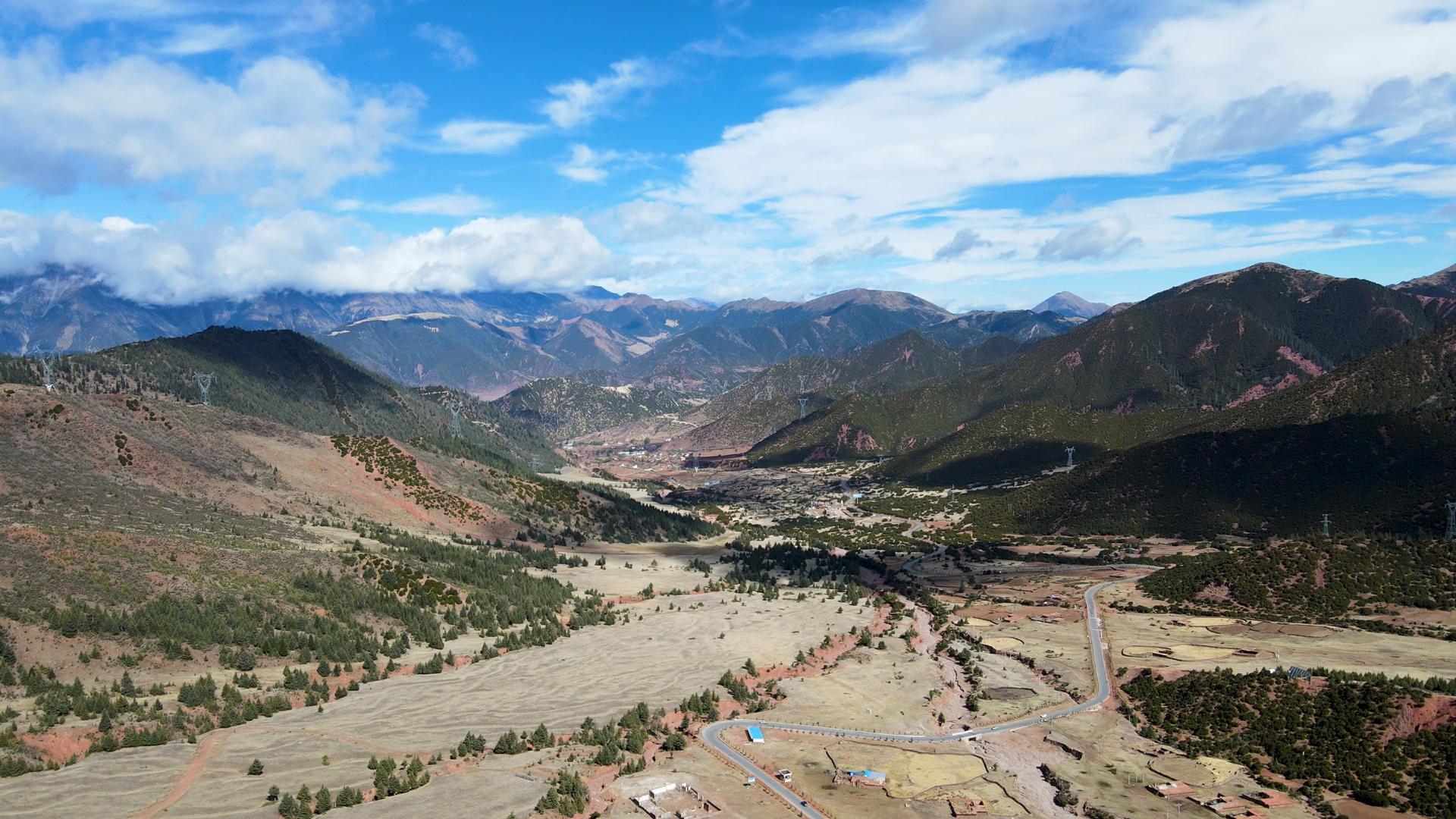 4K航拍西藏拉昌都乌山红壤山地视频的预览图