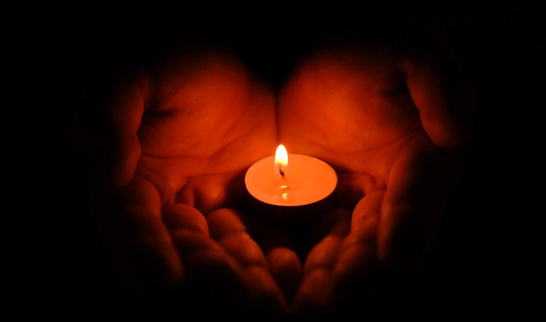 4k手捧烛火祈祷致敬纪念哀悼视频的预览图