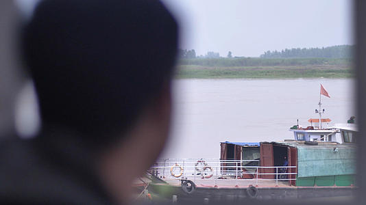 渔民在河边看向远方的轮船视频的预览图
