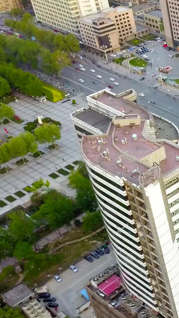 城市道路十字路口航拍城市视频的预览图