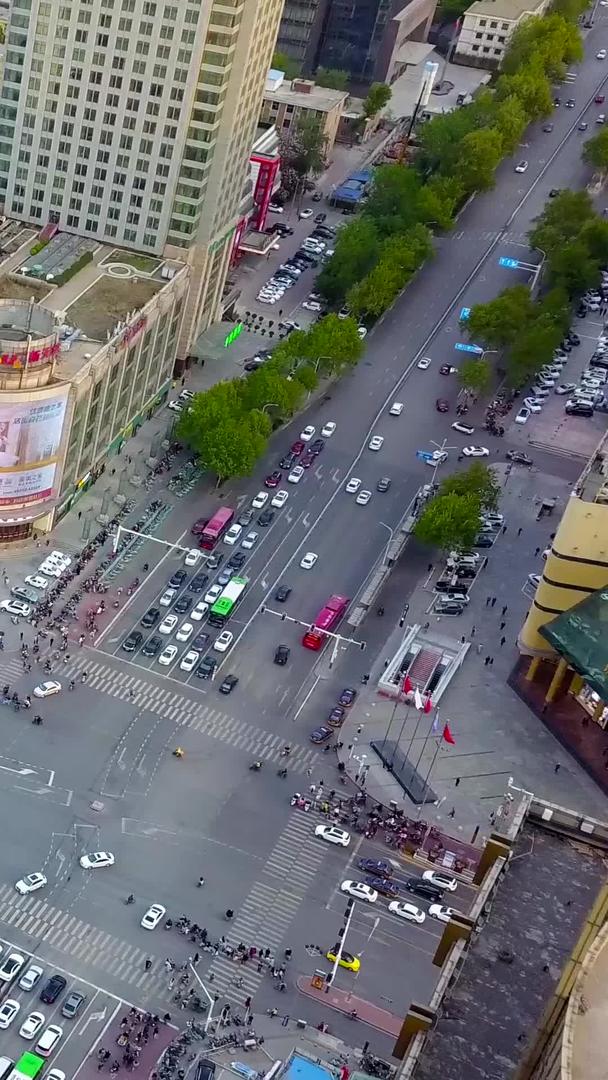 城市道路十字路口航拍城市视频的预览图