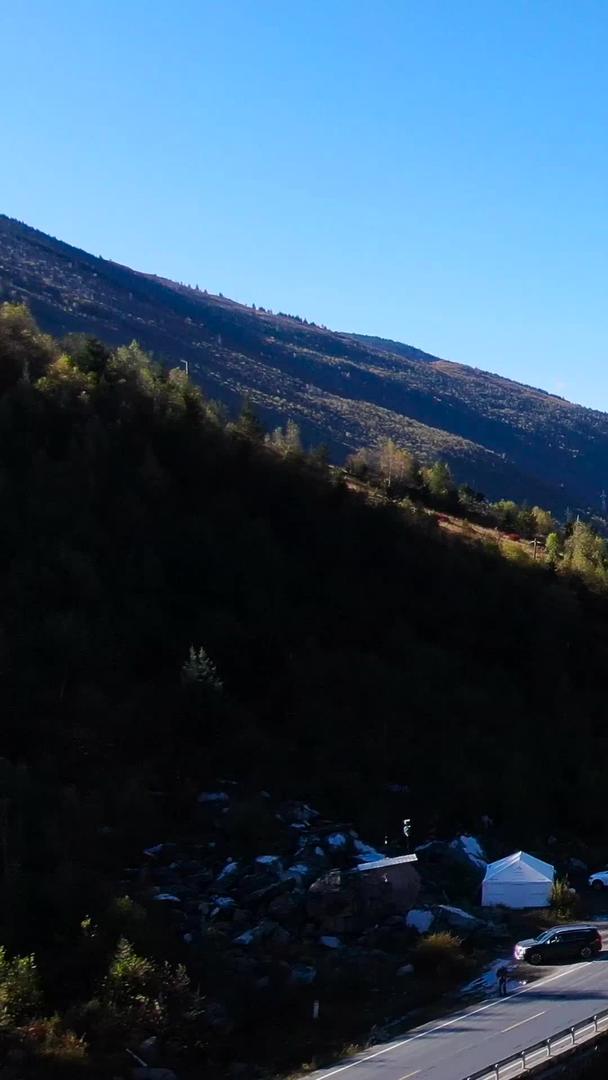 秋季川藏高原山谷溪水公路航拍视频视频的预览图