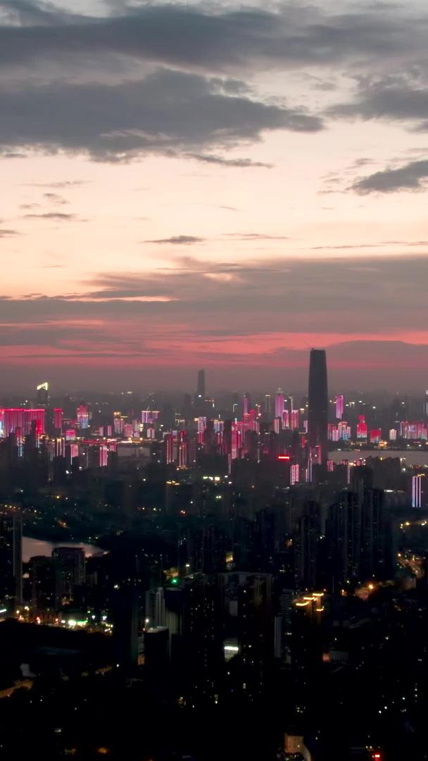 城市天空和城市灯光秀夜景的航拍火烧云视频的预览图