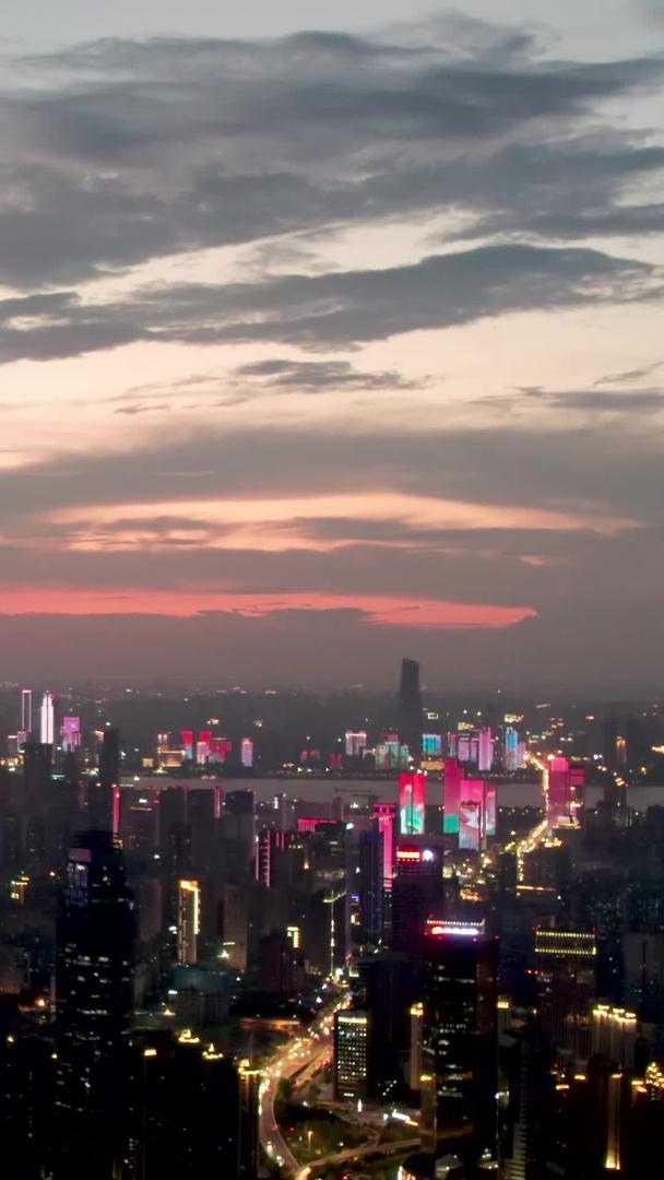 城市天空和城市灯光秀夜景的航拍火烧云视频的预览图