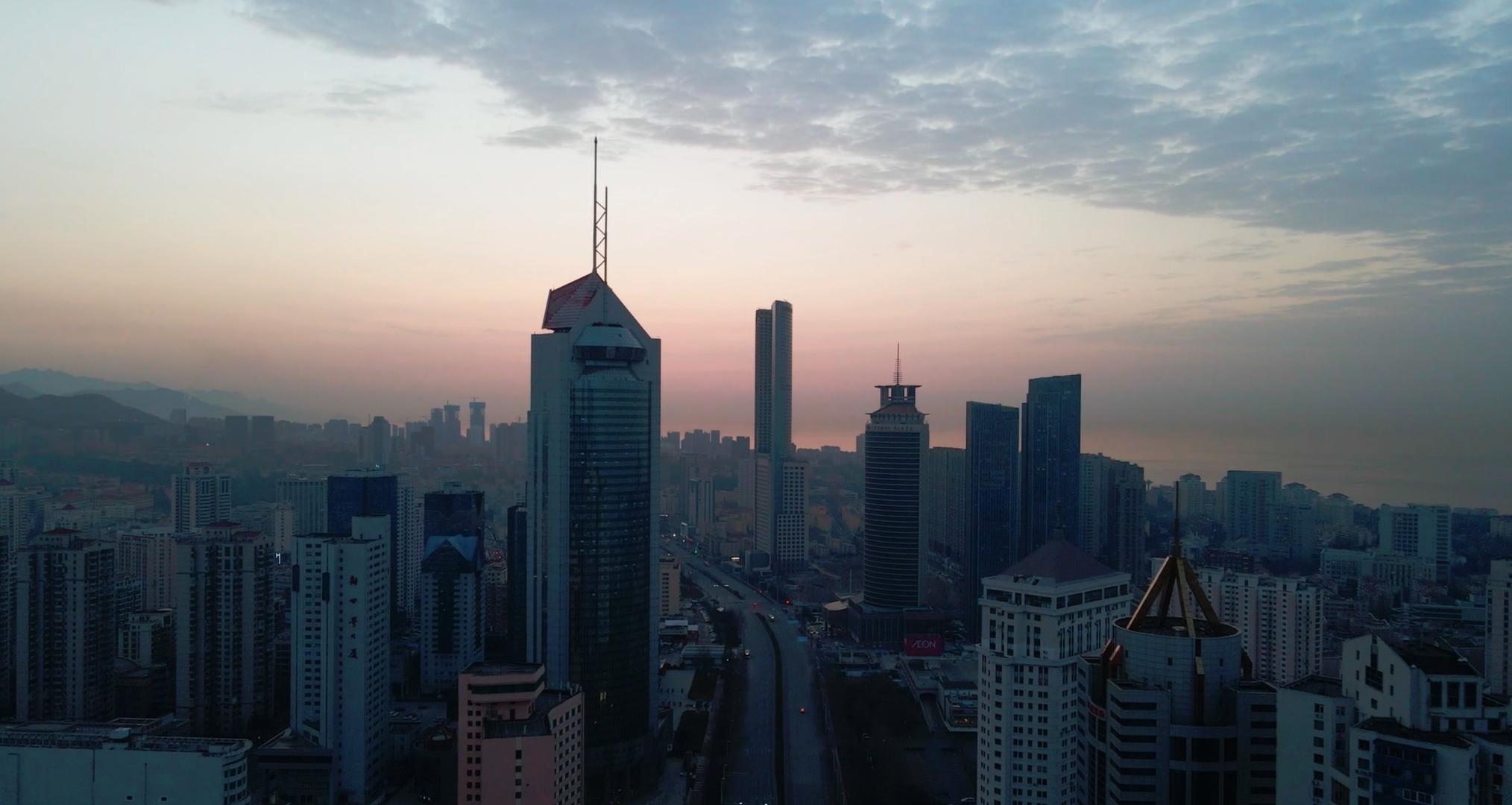 航拍日出前的城市空镜头视频的预览图