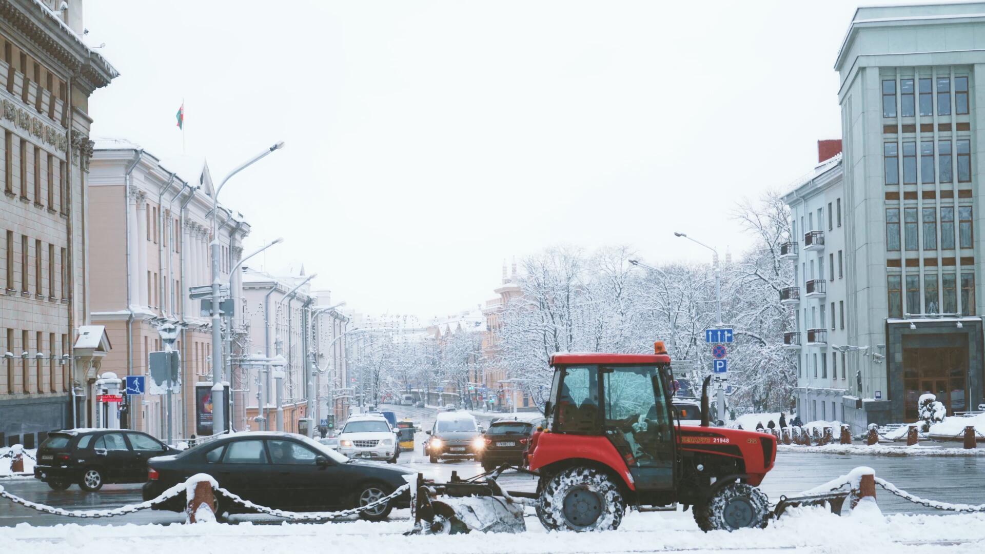 寒冬雨雪天气城市街头除雪车视频的预览图