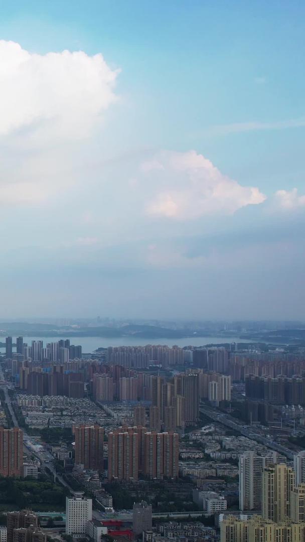 航拍城市蓝天白云晴天自然天气街景素材视频的预览图