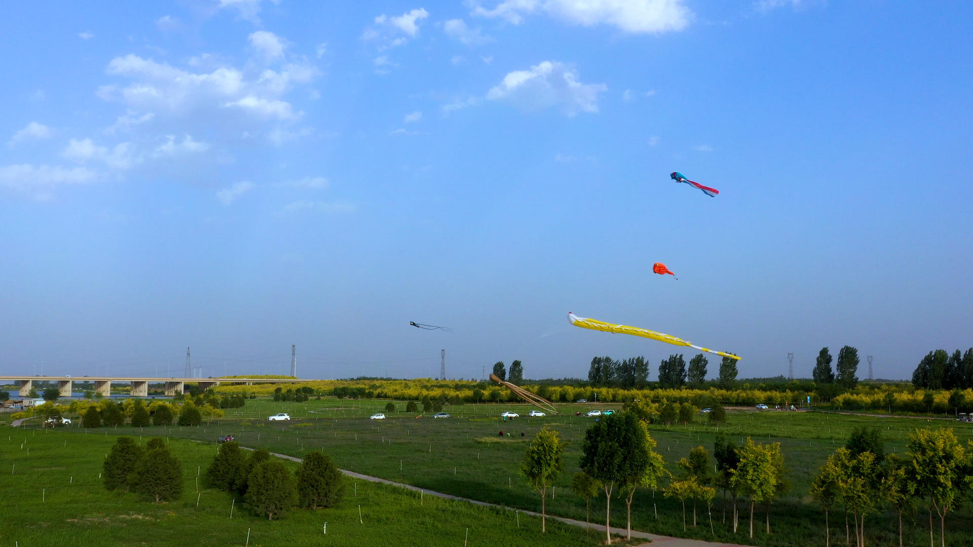 4K航拍放风筝视频的预览图
