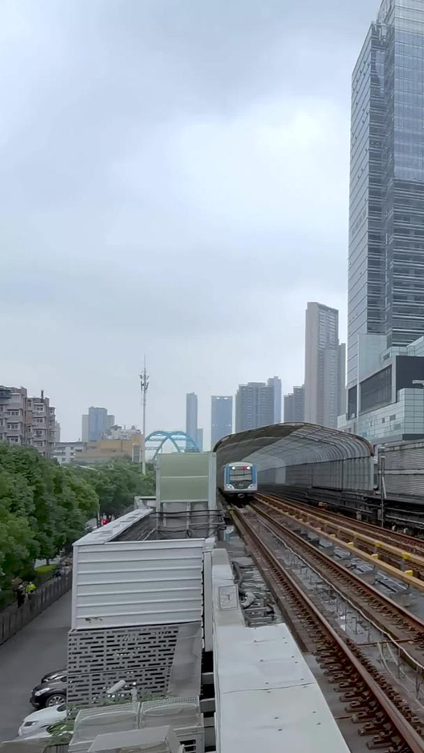 城市轨道交通轻轨列车进出站视频视频的预览图