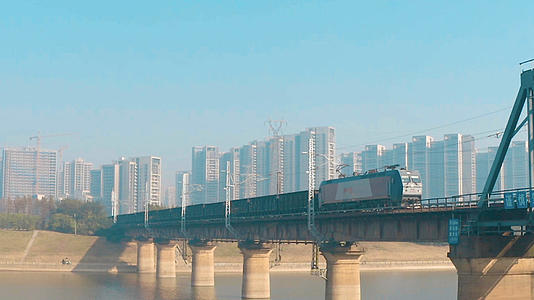 绿皮火车快速驶过湘江桥梁航拍视频的预览图
