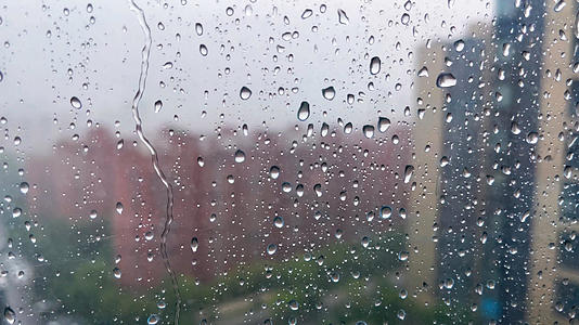 4k实拍夏季下雨雨滴玻璃意境空镜视频的预览图
