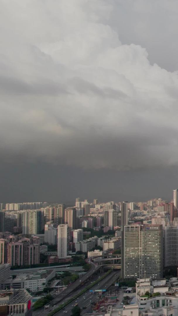 夏季航拍台风暴风雨前乌云密布的城市视频的预览图