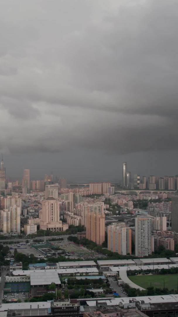 夏季航拍台风暴风雨前乌云密布的城市视频的预览图
