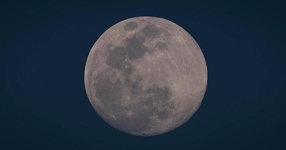 4K月亮升起延时风景视频的预览图