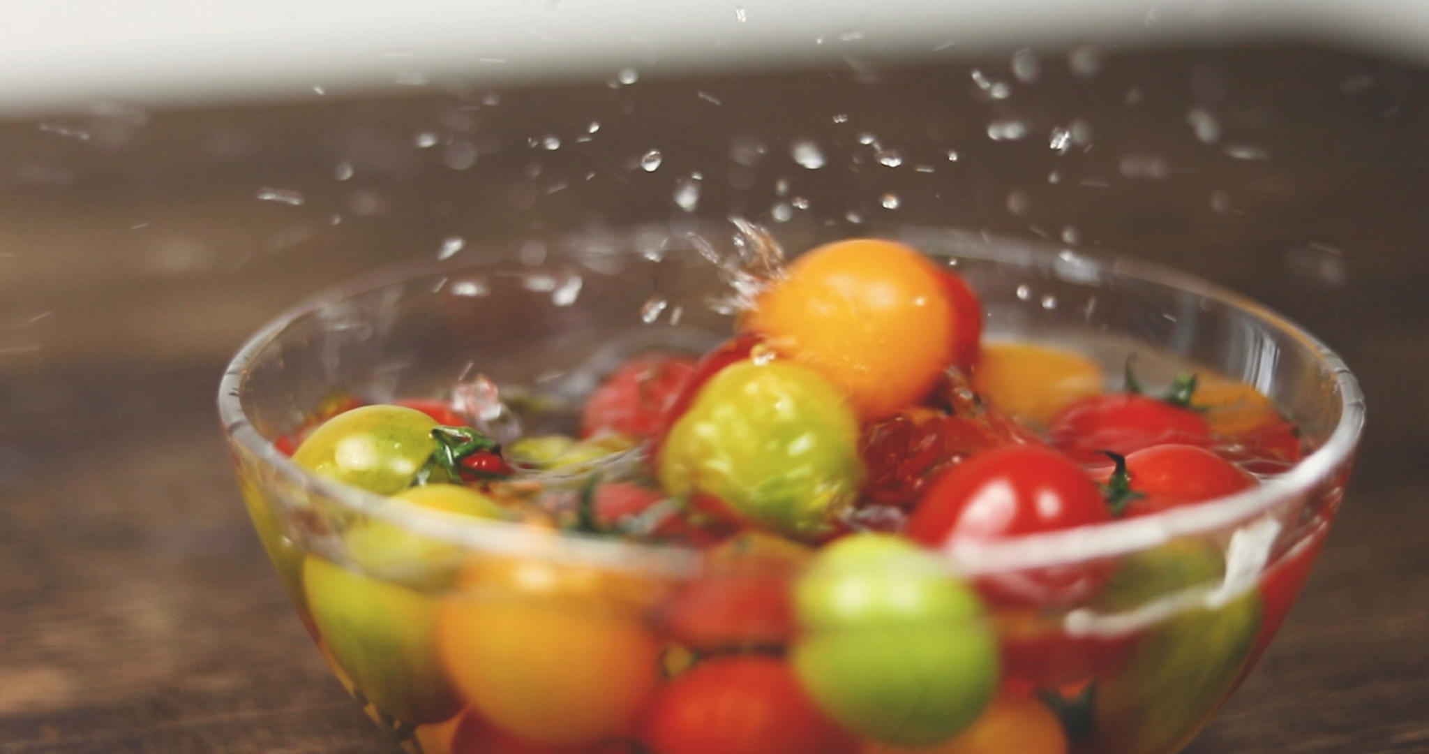 升格新鲜彩色小番茄圣女果樱桃番茄落水与清洗视频的预览图