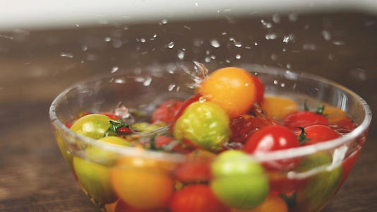 升格新鲜彩色小番茄圣女果樱桃番茄落水与清洗视频的预览图