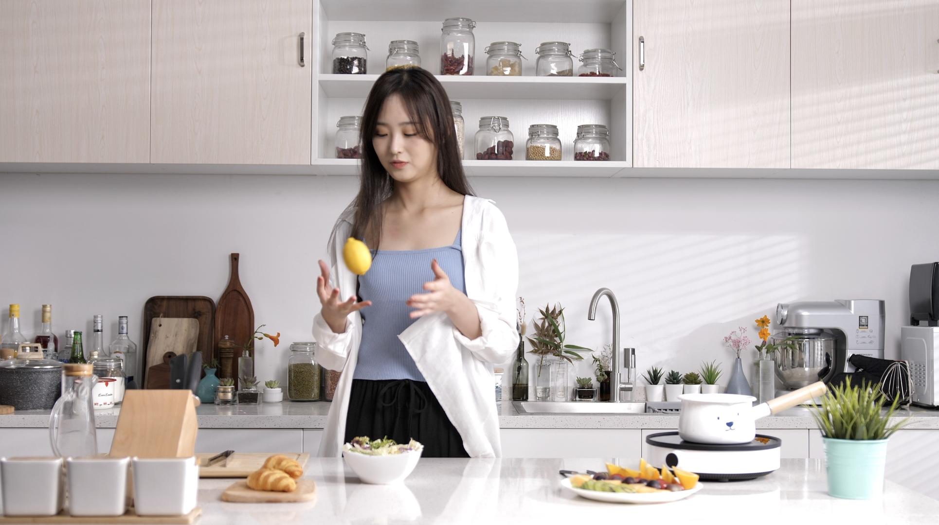 女性在厨房抛柠檬视频的预览图