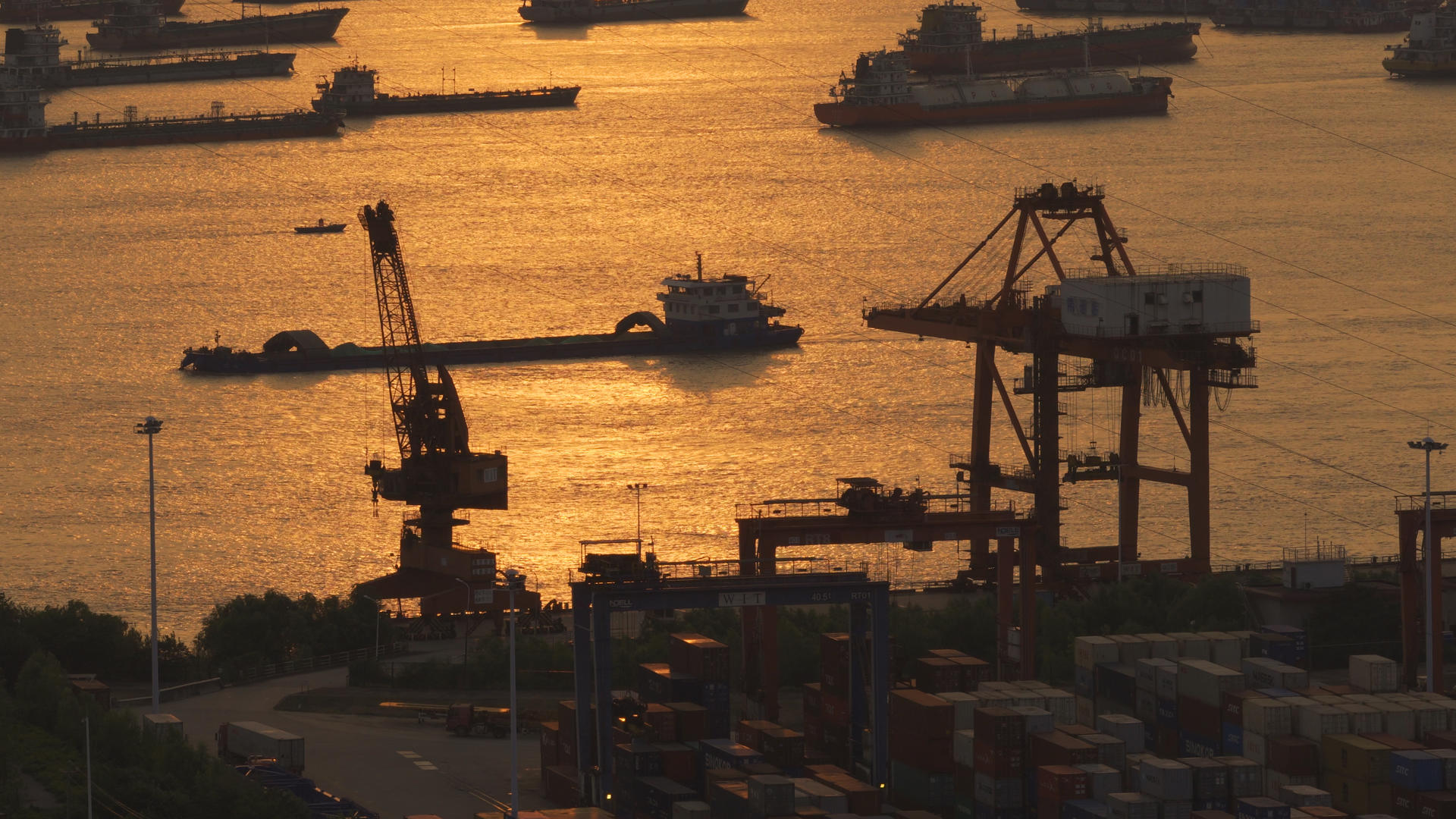 航拍城市金色太阳光线波光粼粼货运码头物流货轮水上交通4k素材视频的预览图
