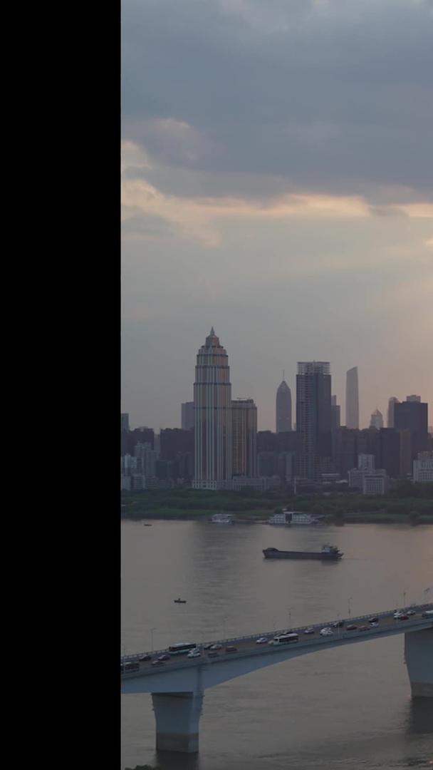 武汉长江二桥延时摄影日夜转夜视频的预览图