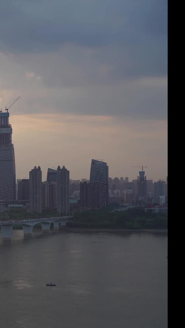 武汉长江二桥延时摄影日夜转夜视频的预览图