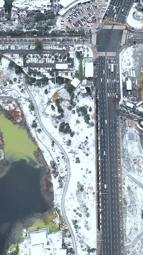 大雪过后的城市风光和交通视频素材视频的预览图