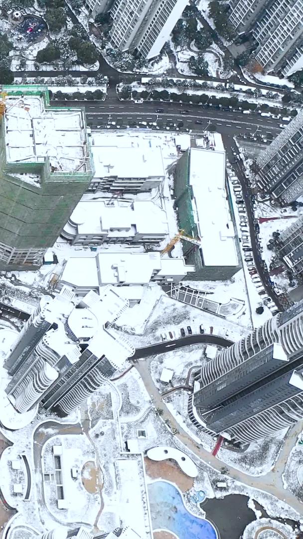 大雪过后的城市风光和交通视频素材视频的预览图
