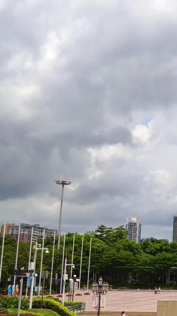 龙城广场正面延时摄影深圳龙岗标志性建筑区视频的预览图