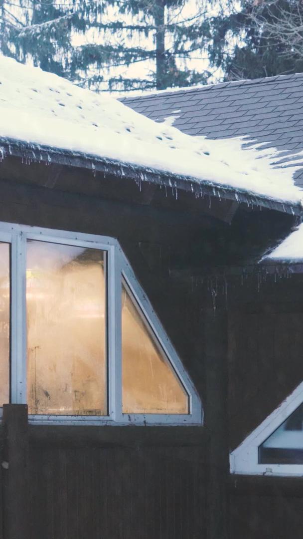 茫茫大雪温暖小屋视频的预览图