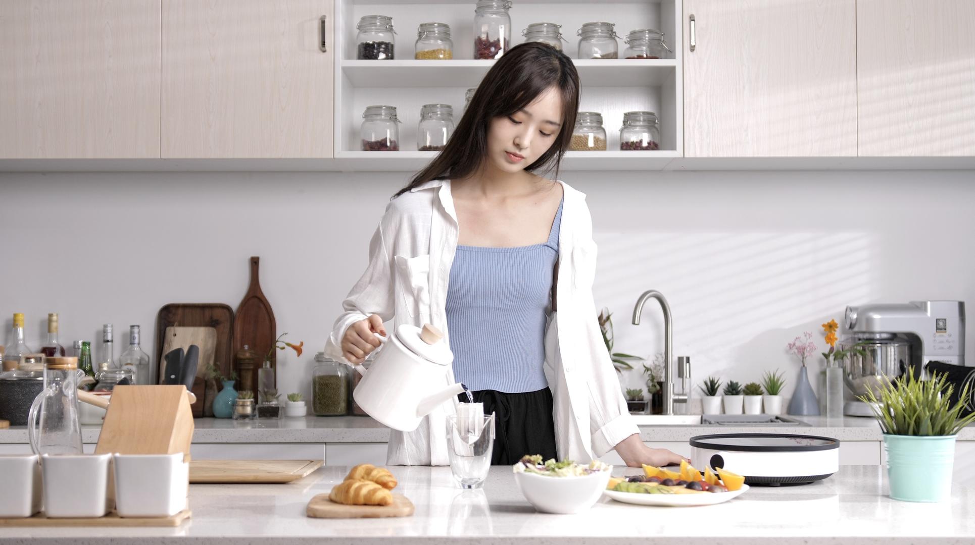 女性在厨房冲泡咖啡视频的预览图