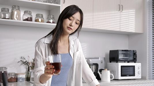 女性在厨房喝咖啡吃色拉视频的预览图