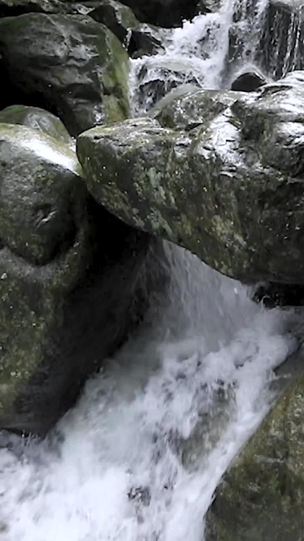 缓慢的动作升格拍摄山间瀑布集合视频的预览图