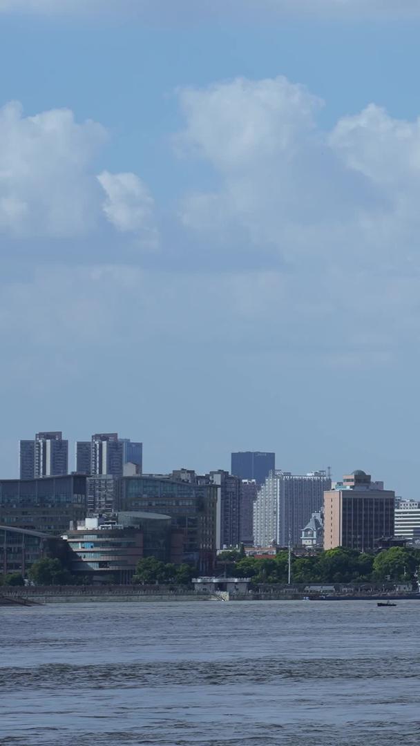 城市蓝天白云晴天自然天气长江江景天际线游轮交通街景素材视频的预览图