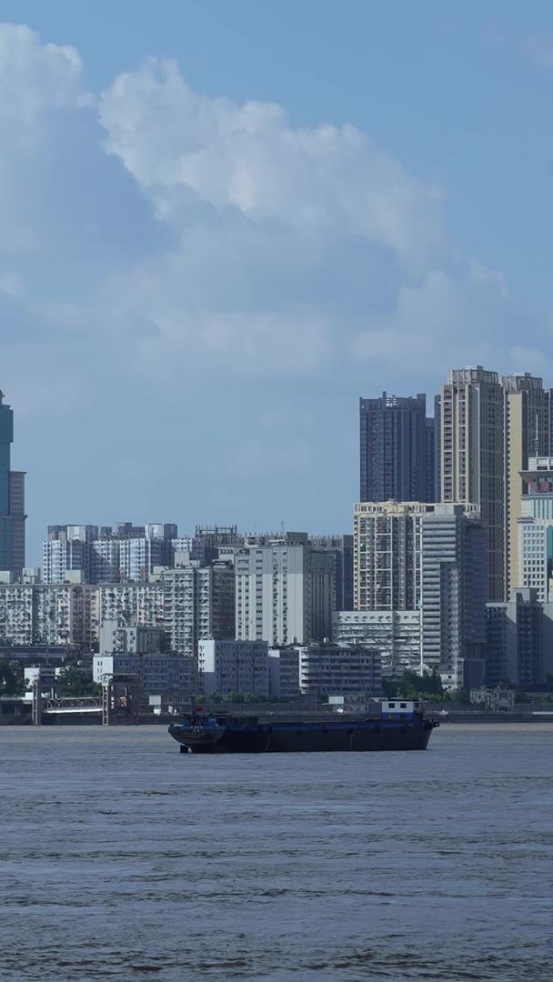 城市蓝天白云晴天自然天气长江江景天际线游轮交通街景素材视频的预览图