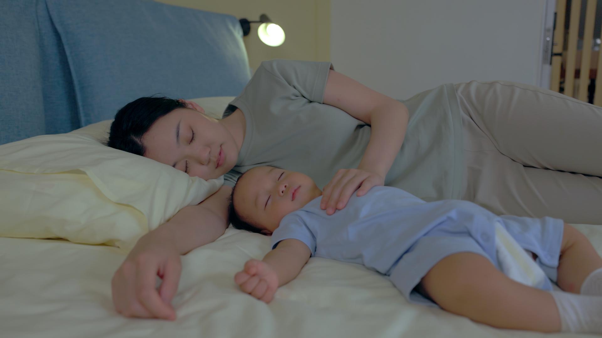 宝妈哄小宝宝睡觉亲吻小宝贝额头视频的预览图