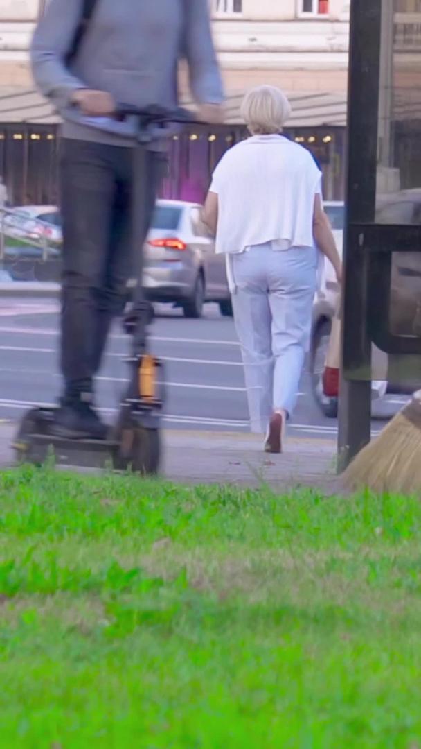 在城市街道上辛勤工作的环卫工人视频的预览图