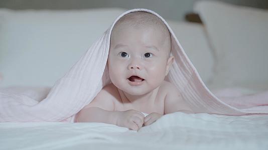 4k升格刚刚洗完澡的宝宝趴在床上开心的笑视频的预览图