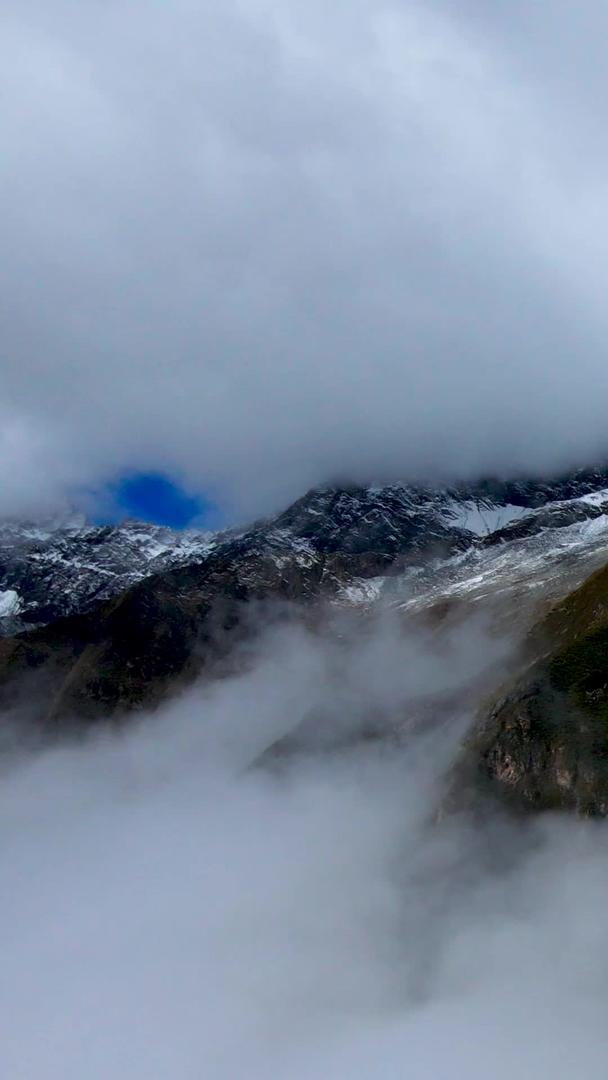 无人驾驶飞机穿过云层航拍云端的雪山壮丽景观视频的预览图
