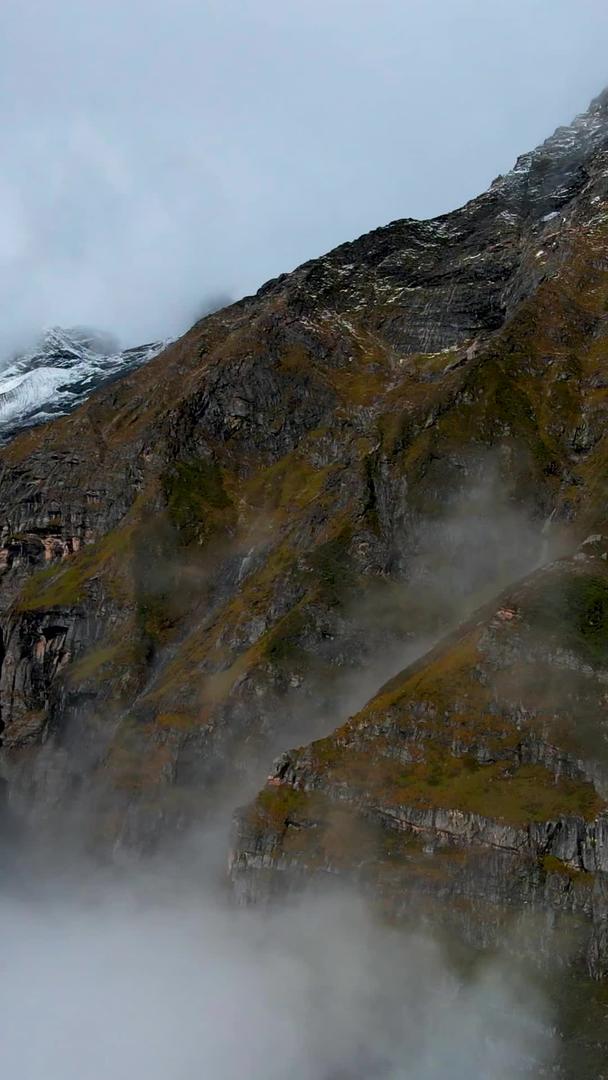 无人驾驶飞机穿过云层航拍云端的雪山壮丽景观视频的预览图