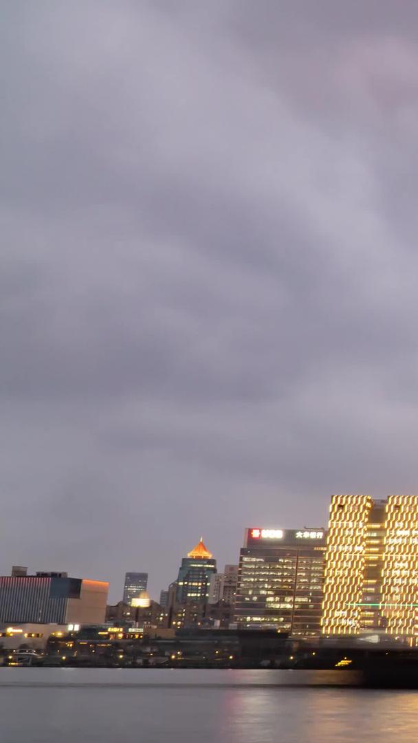 黄浦江高楼大厦夜景移动延时摄影上海天际线cbd地标视频的预览图