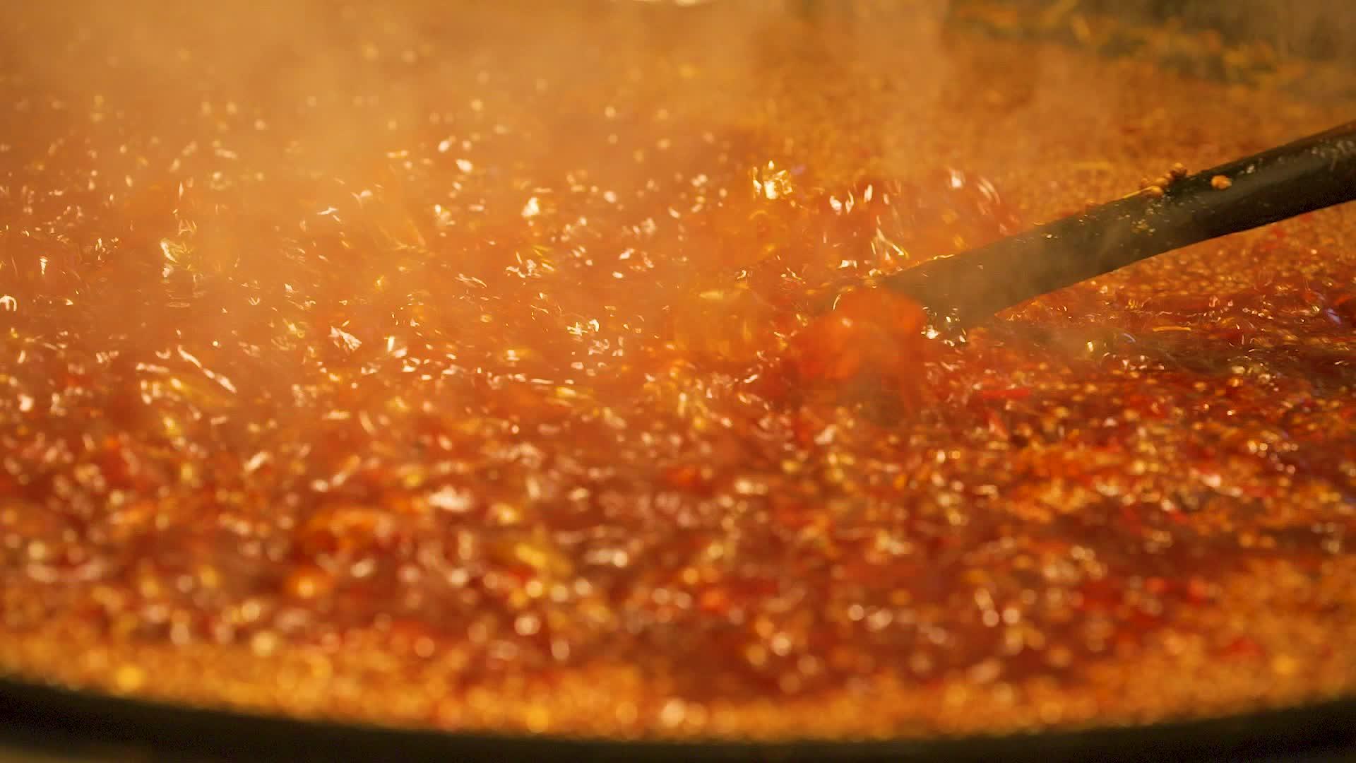 高清食品重庆火锅底料熬制升级视频的预览图
