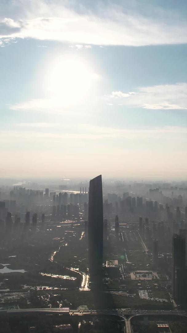 航拍城市地标建筑高楼天际线晴朗天空阳光素材视频的预览图