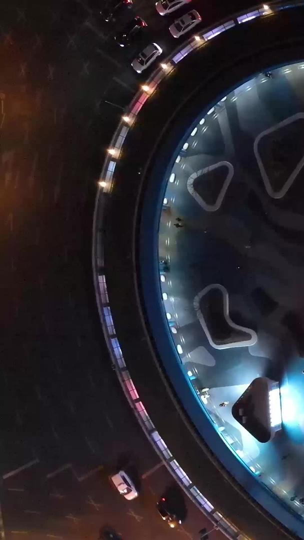 上海地标五角场巨蛋夜景交通车流路灯俯视航拍视频的预览图
