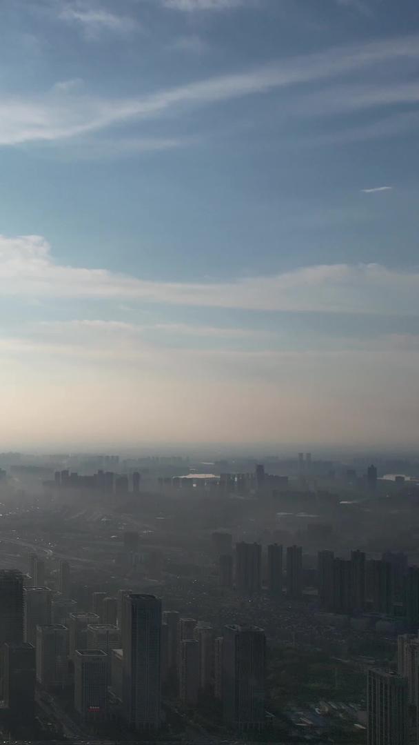 航拍城市地标建筑高楼天际线晴朗天空阳光素材视频的预览图