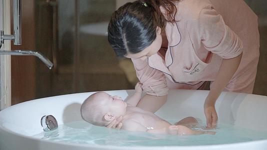 4k升格宝宝在浴缸里面洗澡视频的预览图